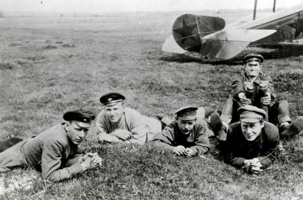 Latviešu strēlnieku divīzijas 1. aviovienības lidotāji un motorists Dienvidu frontē. 1920. gads. 