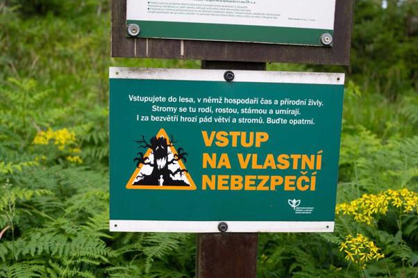 Brīdinājuma zīme čehu valodā pirms ieejas mežā: "Ieeja uz paša atbildību". Čehija, 08.2020.