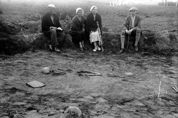 Īles Gailīšu senkapu III uzkalniņā arheoloģisko izrakumu laikā atsegtais kaps "Q". Pie atsegtā apbedījuma arheoloģiskās izpētes ekspedīcijas dalībnieki. Īles pagasts, 1934. gads.