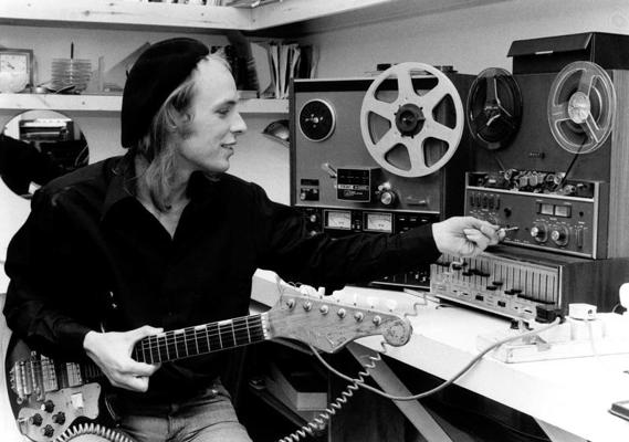 Braiens Īno savā studijā eksperimentē ar lenšu magnetafoniem un ģitāras skaņām, 1974. gads.