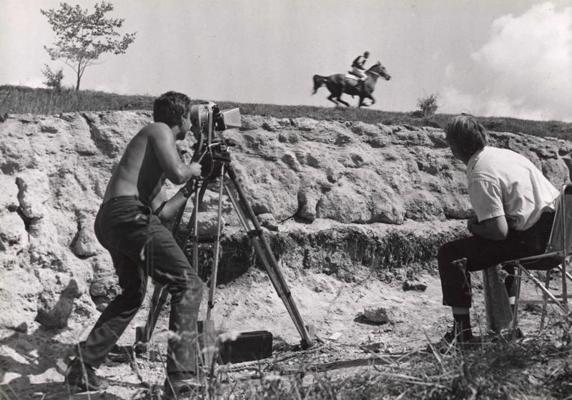 Filmas "Purva bridējs" (1966) uzņemšana. Priekšplānā no kreisās: operators Mārtiņš Kleins un režisors Leonīds Leimanis.