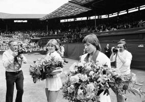 Martina Navratilova un Krisa Everte pēc Vimbldonas tenisa turnīra sieviešu vienspēļu fināla. Anglija, 07.07.1978.