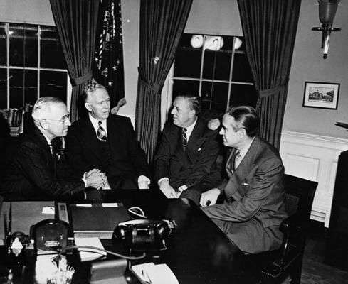 ASV prezidents Harijs Trūmens apspriedē ar Džordžu Māršalu, Ekonomiskās sadarbības administrācijas (ECA) vadītāju Polu Hofmanu (Paul Hoffman) un ECA ceļojošo vēstnieku Averelu Harimanu (Averell Harriman), lai pārrunātu Māršala plānu. 29.11.1948.