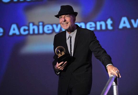 Leonards Koens saņem Grammy balvu par mūža ieguldījumu. Losandželosa, 2010. gads.