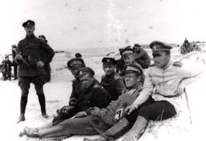 Liepājas brīvprātīgo strēlnieku bataljonu smago ložmetēju rotas virsnieki Liepājas pludmalē. 07.1919.