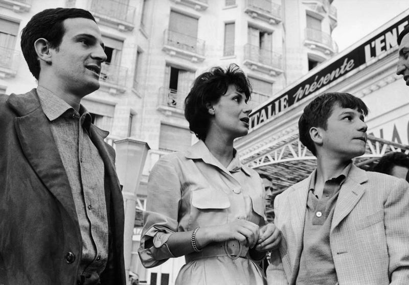 No kreisās: Fransuā Trifo kopā ar savas filmas "400 sitieni" aktieriem Klēru Morjē (Claire Maurier) un Žanu Pjēru Leo (Jean-Pierre Léaud) Kannu kinofestivālā. Francija, 03.05.1959.