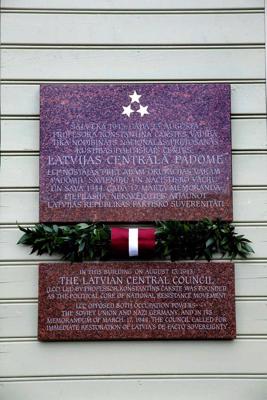 Latvijas Centrālajai padomei veltīta piemiņas plāksne Rīgā, Torņakalna ielā 15. 17.03.2017.