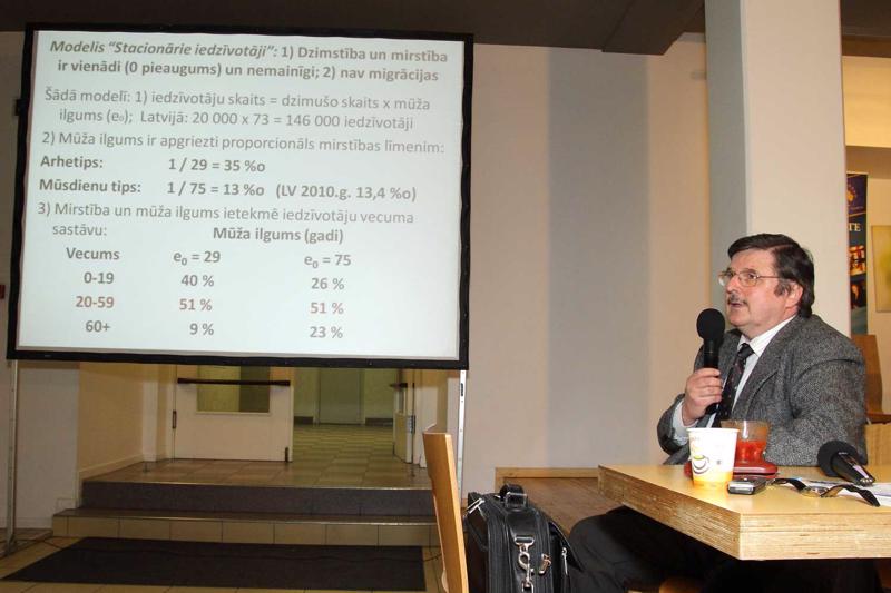 Profesors Juris Krūmiņš uzstājas ar prezentāciju zinātnes kafejnīcā. Rīga, 22.03.2012.
