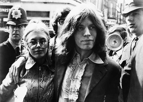 Marianna Feitfula un Miks Džegers ierodas uz tiesu par marihuānas glabāšanu. Londona, 29.05.1969.