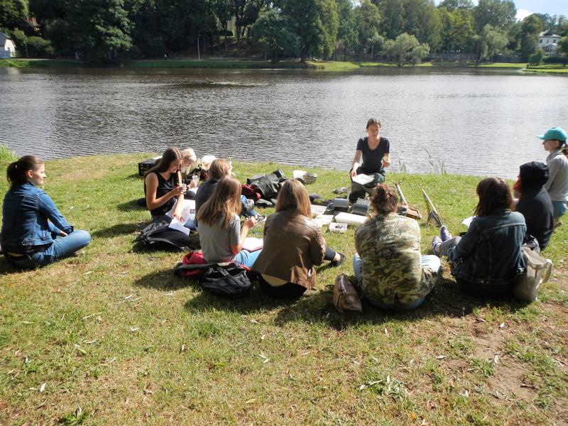 Latvijas Universitātes studenti hidrobioloģijas praksē Māras dīķī. 08.2020.
