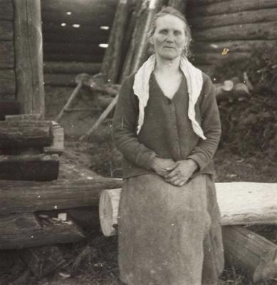 Ludzas apkaimes dienvidigauņu valodas izlokšņu teicēja Tekla Jarošenko Lielajos Tjapšos, Pildas pagastā, 1937. gads.