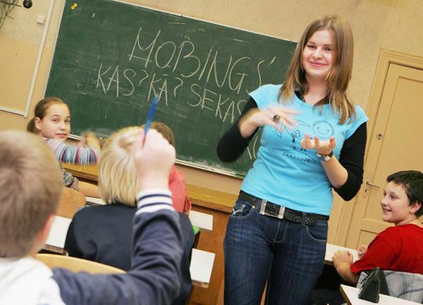 Nodibinājuma "Centrs Dardedze" darbiniece vada nodarbību bērniem par tēmu ‒ pusaudžu vardarbība. Rīga, 2009. gads.