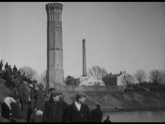 Maskavas ielas ūdens sūkņu stacijas torņa nojaukšana 1924. gadā. Dokumentālā filma "Kā uz tās Augstās Rātes pavēlēšanu to smuku vecu ūdens skunstes torni nogāze". 1924. gads. Režisors Arnolds Cālītis.