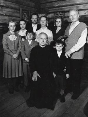 Aizmugurē no kreisās: Maija Korkliša (Anna), Inese Laizāne (Zuze), Jānis Paukštello (tēvs), Akvelīna Līvmane (māte), Uva Segliņa (Malvīne), Boļeslavs Ružs (vectēvs). Priekšā no kreisās: nezināms, Jānis Streičs (prāvests) un Andrejs Rudzinskis (Bonifācijs). Filma "Cilvēka bērns", 1991. gads.