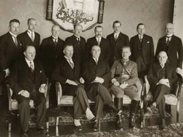 Minstru kabineta locekļi pirmajā vizītē pie jaunievēlētā Valsts prezidenta Alberta Kvieša. Rīgas pils, 11.04.1930.
