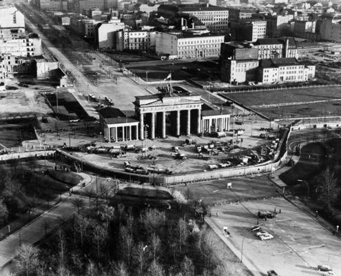 Brandenburgas vārti un Berlīnes mūris. 1961. gads.