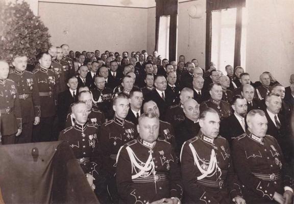 Latvijas armijas virsnieki un civilpersonas sanāksmē. Rīga, 20. gs. 30. gadi. Pirmajā rindā pirmais no kreisās: ģenerālis Roberts Dambītis.