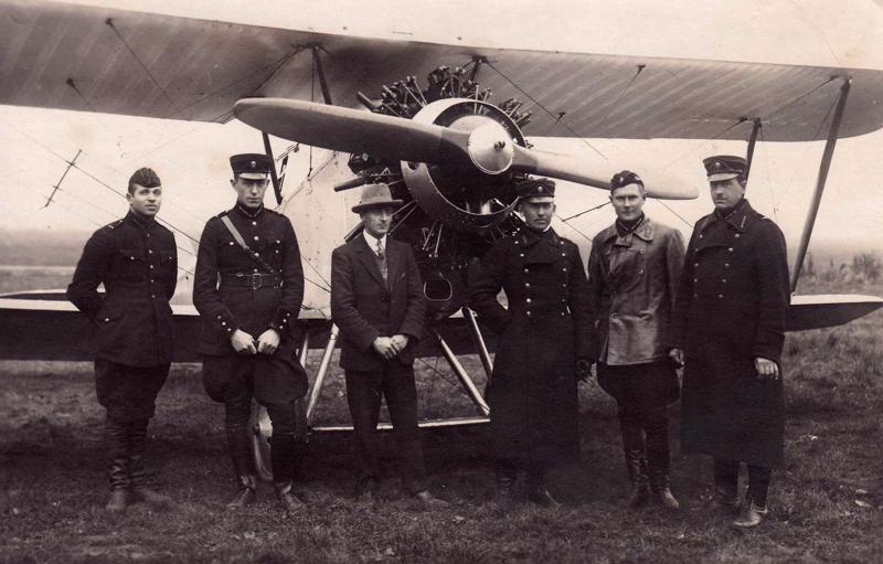 Aviācijas parka karavīri un viesi. Spilves lidlauks, 1920. gads. Trešais no labās – pulkvedis Jezups Baško.