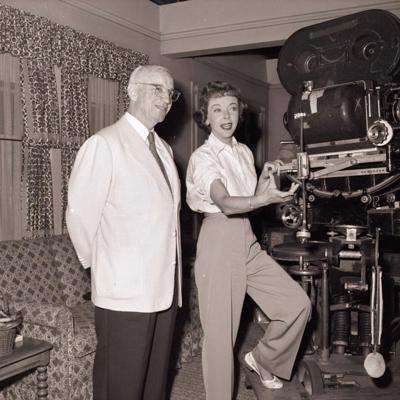Aida Lupino un režisors Alans Dvans (Alan Dwan) filmas “Bigāmists” uzņemšanas laukumā. Holivuda, 1953. gads.