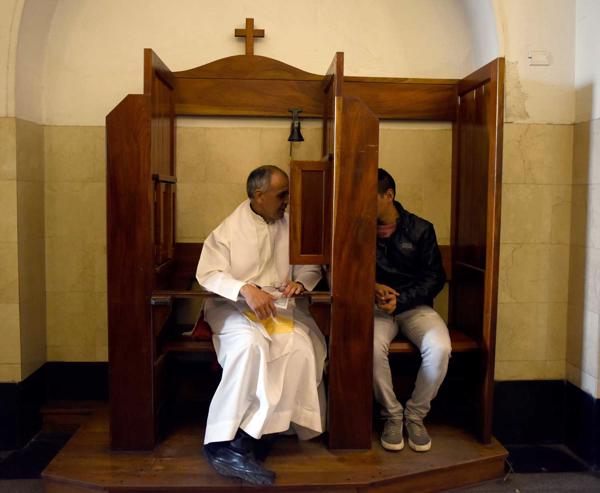Priesteris piešķir katoļu grēksūdzes sakramentu vīrietim Svētā Kajetāna (San Cayetano) baznīcā Linjērā. Buenosairesa, Argentīna, 07.08.2017.