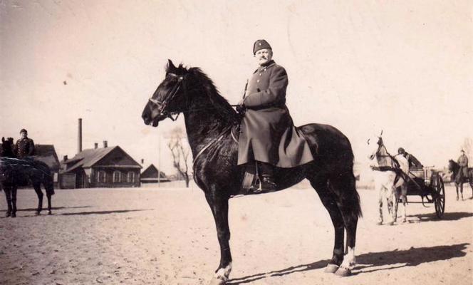 Latvijas armijas Zemgales divīzijas komandieris ģenerālis Rūdolfs Bangerskis zirgā. 09.05.1935.
