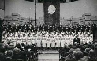 Pētera Stučkas Latvijas Valsts universitātes Tautas kora 40 gadu jubilejas koncerts Lielajā aulā diriģenta Daumanta Gaiļa vadībā. 04.12.1960.
