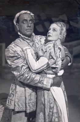 Lilita Bērziņa Dezdemonas lomā un Eduards Smiļģis Otello lomā Viljama Šekspīra lugas "Otello" iestudējumā. 1937. gads.