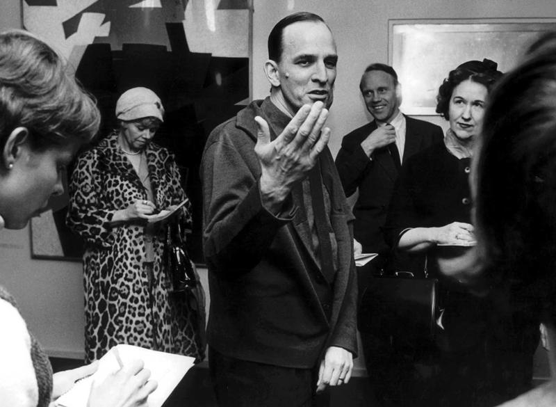 Režisors Ingmars Bergmans iepazīstina žurnālistus ar Karaliskā dramatiskā teātra jauno repertuāru. Stokholma, 06.12.1963.