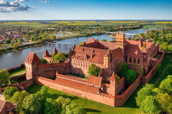 Marienburgas pils Prūsijā (mūsdienās Malborka Polijā) – Vācu ordeņa virsmestra rezidence viduslaikos. 2022. gads.