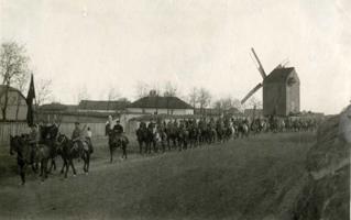 Latviešu strēlnieku divīzijas 2. kavalērijas pulks ienāk Čaplinkā. Dienvidu fronte, 05.1920.