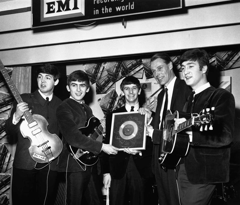 The Beatles un Džordžs Mārtins ar sudraba disku par singla "Please Please Me" pārdošanu. Londona, 20. gs. 60. gadi.