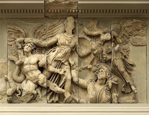 Frīzes detaļa no Pergamas altāra attēlo Atēnu, kas cīnās pret Gājas bērniem.