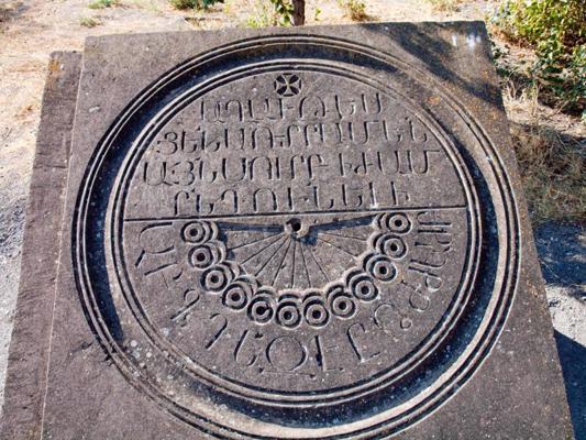Zvartnocas tempļa saules pulksteņa akmenī iekalts uzraksts senarmēņu valodā. Armēnija, 19.09.2010.