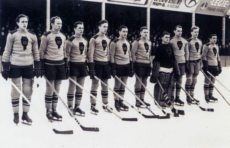 Latvijas hokeja izlase pasaules meistarsacīkstēs. Prāga, 1938. gads.