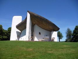 Lekorbizjē projektētā Ronšampas Svētceļnieku baznīca (Chapelle Notre-Dame du Haut). Francija, 2009. gads.
