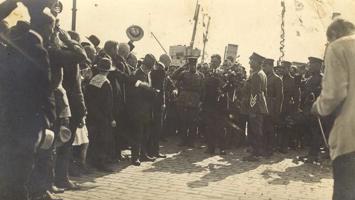 Latvijas Pagaidu valdības sagaidīšana. Centrā Kārlis Ulmanis. Rīga, 08.07.1919.