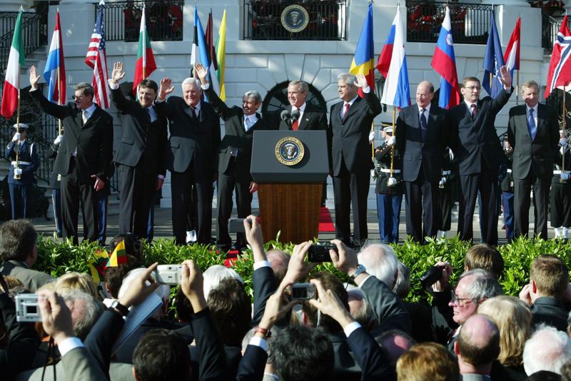 ASV prezidents Džordžs Bušs svinīgajā ceremonijā Baltajā namā sveic jauno NATO dalībvalstu premjerministrus. Vašingtona, 29.03.2004.