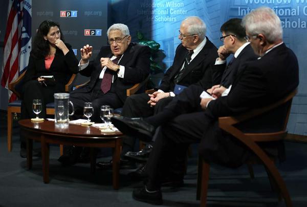 Bijušais Amerikas Savienoto Valstu (ASV) valsts sekretārs Henrijs Kisindžers (Henry Kissinger) diskutē par Ķīnas pieaugošo militāro spēku un ASV reakciju uz to ar Melisu Bloku (Melissa Block) no ASV Nacionālā sabiedriskā radio, Dž. Stepletonu Roju (J. Stapleton Roy), Kisindžera Ķīnas un ASV institūta (Kissinger Institute on China and the United States) direktoru, pētījumu grupas “Brookings” Ķīnas centra (Brookings Institution's China Center) pētījumu direktoru Čenu Lī (李成, Cheng Li) un Džonsa Hopkinsa Starptautisko studiju augstskolas (Johns Hopkins School of Advanced International Studies) Ķīnas pētījumu direktoru Deividu Lemptonu (David Lampton) Vudro Vilsona (Woodrow Wilson) centrā. Vašingtona, 03.10.2012.