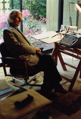 Anšlavs Eglītis pie galda savā darba istabā Losandželosā. ASV, 20. gs. 80. gadi.