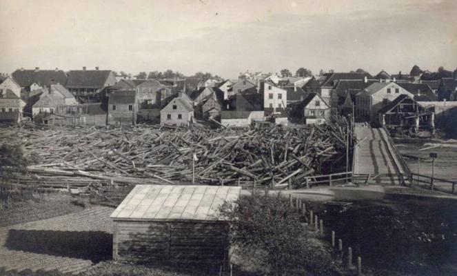 Lielākie līdz šim pieredzētie plūdi Bauskā 1928. gadā. Mēmeles upe un baļķu sanesumi, izpostītais Mēmeles tilts un ebreju lūgšanu nams.