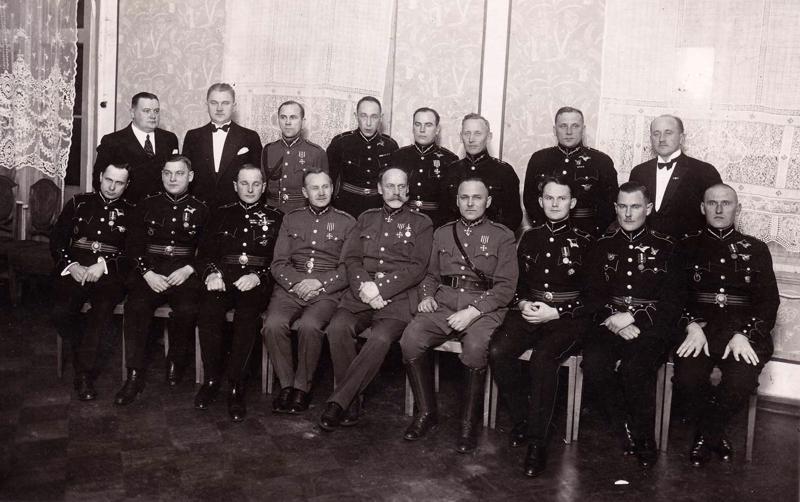 Latvijas armijas Aviācijas pulka virsnieki un viesi. Otrajā rindā trešais no labās – pulkvedis Jezups Baško. 20. gs. 30. gadi.