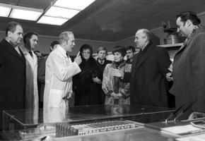 PSKP CK ģenerālsekretārs Mihails Gorbačovs kolhoza “Ādaži” piena ražošanas kompleksā “Briljanti”. 17.02.1987.