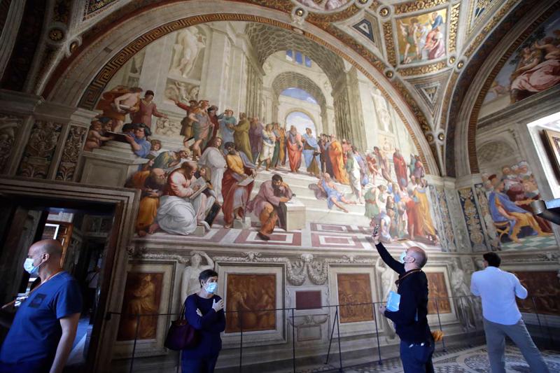 Rafaela 1509.–1511. gadā gleznotā freska "Atēnu skola" Vatikāna muzejā Romā, 2020. gads.