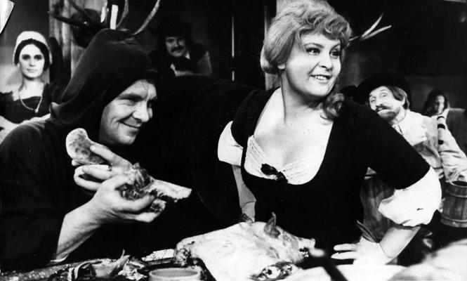 Ērmanis (Eduards Pāvuls) un Lēne (Baiba Indriksone) filmā "Vella kalpi", 1970. gads.