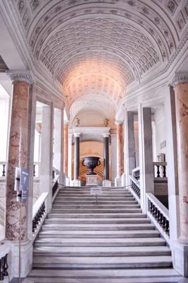 Mikelandželo Simoneti un Džuzepes Kamporezes projektētās kāpnes Pija-Klementa muzejā Vatikānā. 26.5.2017.