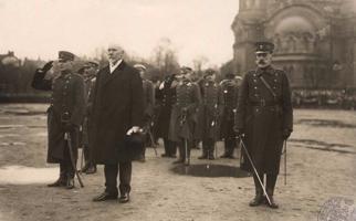 Latvijas Valsts prezidents Jānis Čakste un ģenerāļi pieņem parādi. Rīga, 1926. gads.
