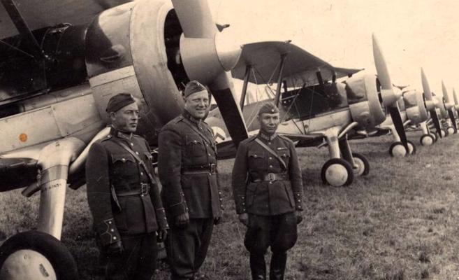 Aviācijas pulka virsnieki pie lidmašīnas Gloster Gladiator. Rīga, Spilves lidlauks, 1938. gads.