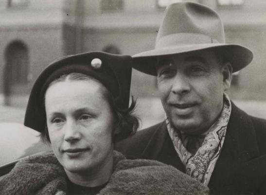 No kreisās: Ņina Dombrovska-Kozlovska, Alberts Kozlovskis. Zviedrija, 20. gs. 40. gadu beigas.
