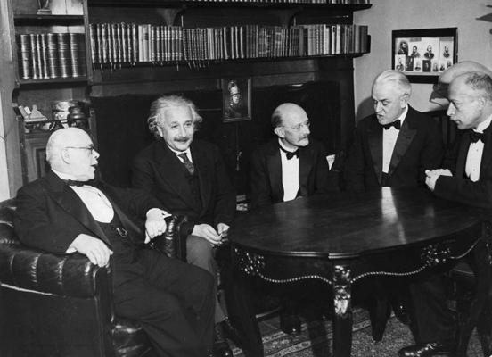 No kreisās: Valters Nernsts (Walther Hermann Nernst), Alberts Einšteins, Makss Planks, Roberts Milikens (Robert Andrews Millikan) un Makss fon Laue (Max von Laue). Berlīne, 1928. gads. 