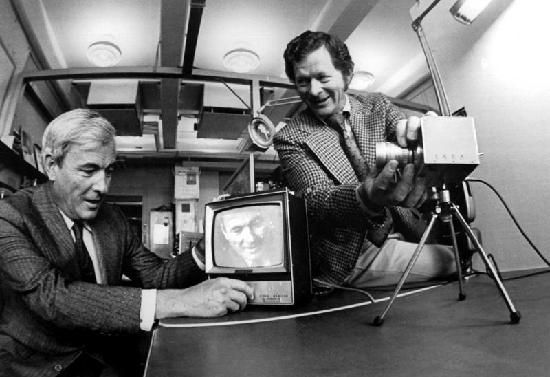 Nobela prēmijas laureāti Vilārds Boils (no kreisās) un Džordžs Smits ar savu radīto lādiņa saites matricu. ASV, 1974. gads. 